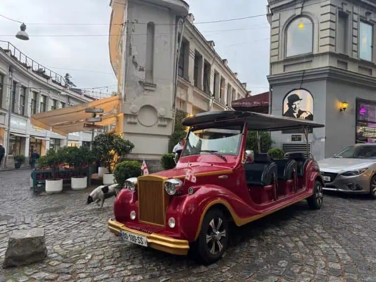 סיור מודרך באוטובוס רטרו עתיק וינטייג' בטביליסי