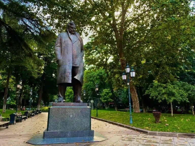 סיור בעקבות 70 הפסלים בטביליסי