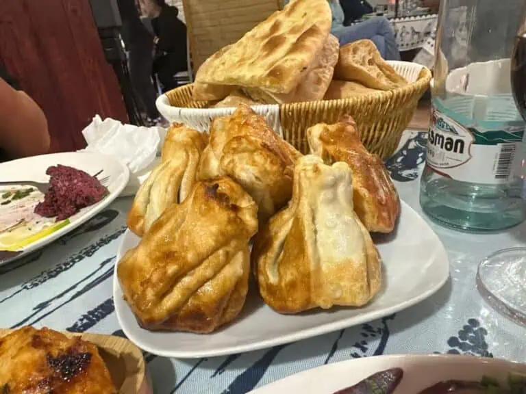 ארוחת ערב גאורגית עם יין וטמדה בטביליסי - חוויה תרבותית אותנטית