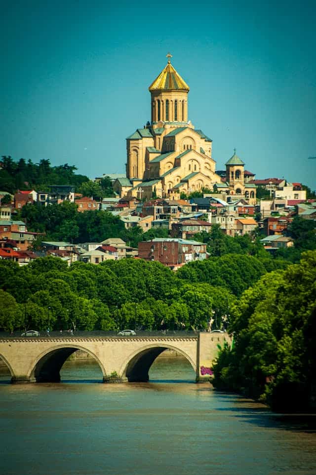 חופשה בטביליסי במלון עם בריכה מקורה