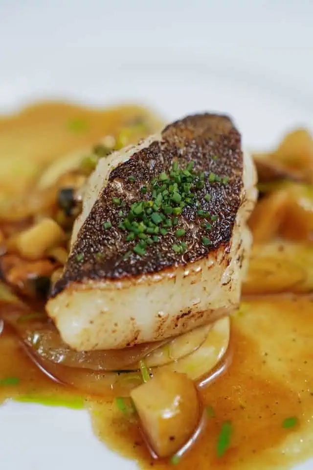 מנת דגים ופירות ים על רקע טביליסי